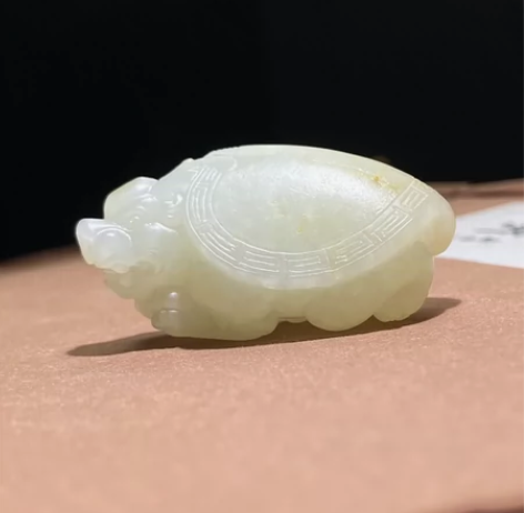 和田玉籽料挂件龙龟：衣锦荣归，玉质温润，龙...