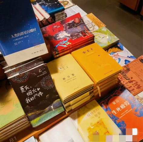 书店倒闭了，书店里的书拿出来全部每本5块钱...