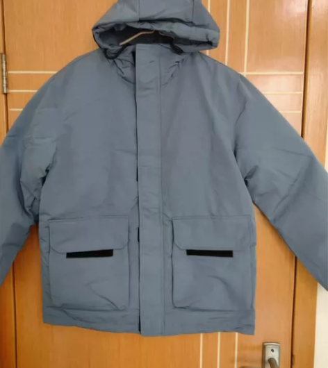 男式蓝色羽绒服。        全新未穿用...