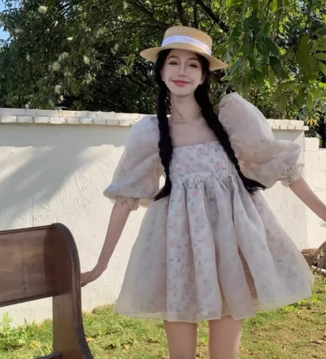 在逃公主法式复古方领泡泡袖欧根纱公主裙蓬蓬...