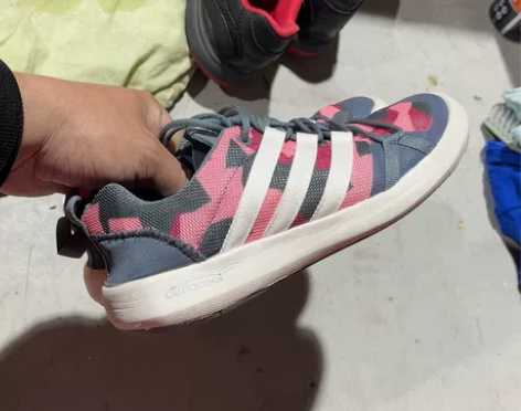 38.5码阿迪透气运动鞋，夏季款，成色很好...