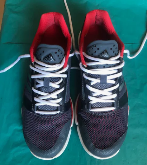阿迪达斯运动鞋41码，鞋实物实拍新旧程度自...