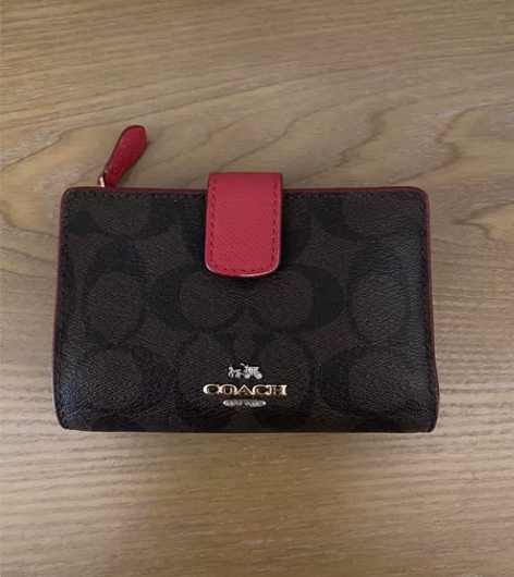 coach女士短钱包，8成新，棕logo拼...