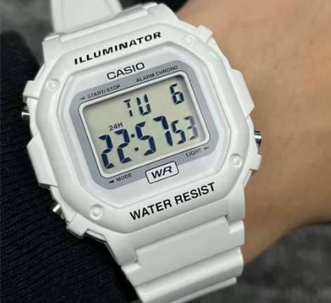 之前dw上买的小方表白色 买来只戴过三四次...