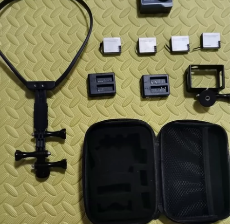 山狗C4运动相机,带4块电池 ,挂架,两个...