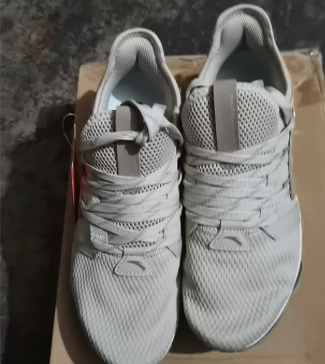 在网上买的安踏跑步鞋,四零码,全掌气垫大底...