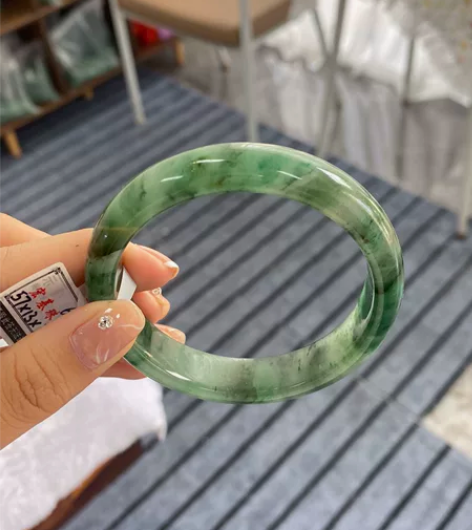 独龙玉手镯 翠绿款 57圈口 整体颜色翠绿...