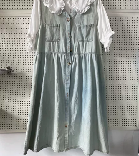 【全新有瑕】浅蓝色牛仔背带连衣裙女夏季新款...