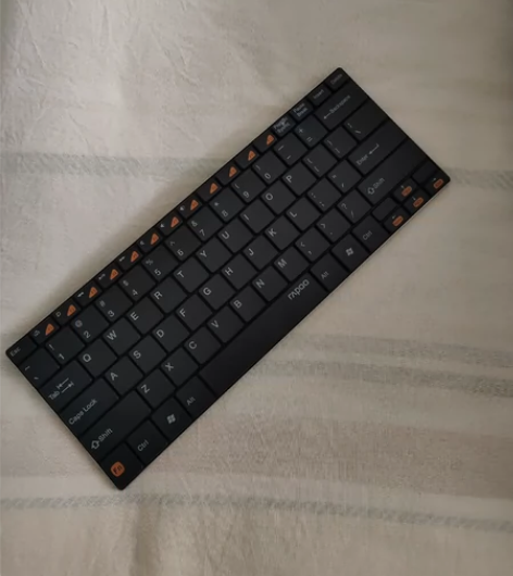 雷柏刀锋键盘、超级薄。袖珍全键盘非常好用。...