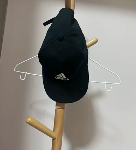 正品阿迪达斯男女同款帽子,风格不合适。闲置很久。 感兴趣的话... 正品阿迪达斯男女同款帽子,风格不合适。闲置很久。 感兴趣的话...