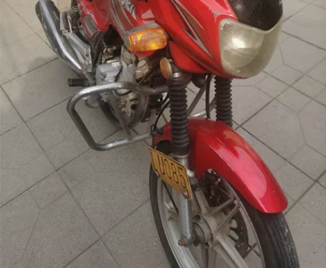 铃木钻豹125摩托车，车是好的，就是有点旧...