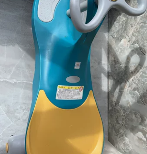 出一款蓝色和黄色相间的儿童扭扭车，车轮较粗...