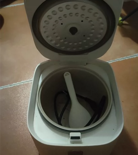 南极人电饭煲出售 感兴趣的话点“我想要”和...