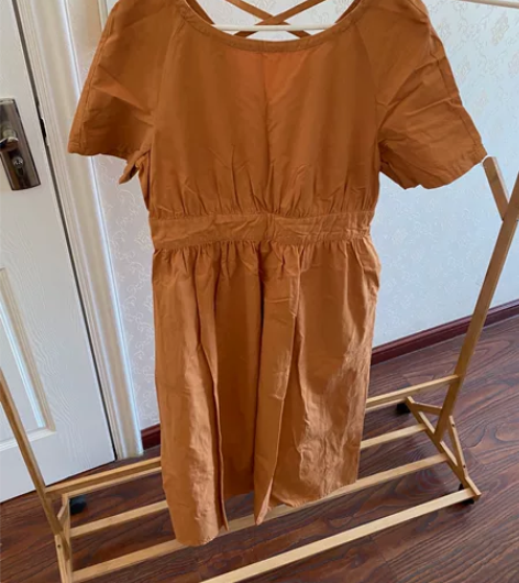 南瓜色，很显白的一款连衣裙，喜欢森女系文艺...