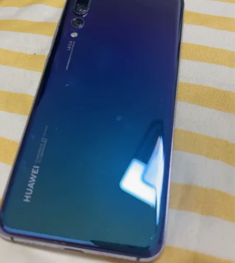 华为麦芒10SE 有原装充电器无修理一口价...