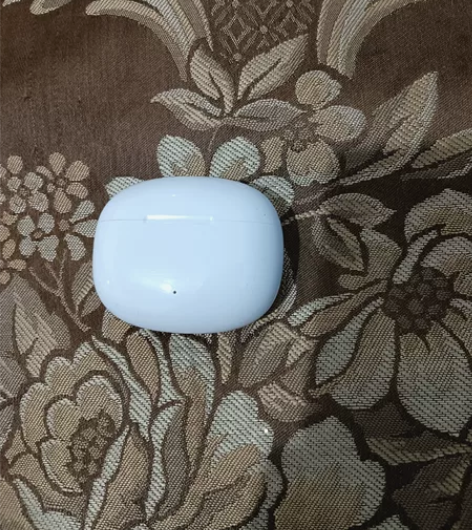 买荣耀手机带的蓝牙耳机，很新，只是拆开试了...