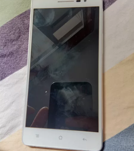oppo R7007手机 屏幕完好，无裂痕...