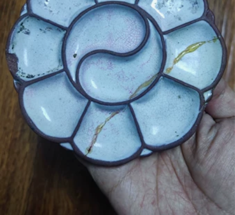 民国紫砂调色盘，品相如图。 感兴趣的话点“...