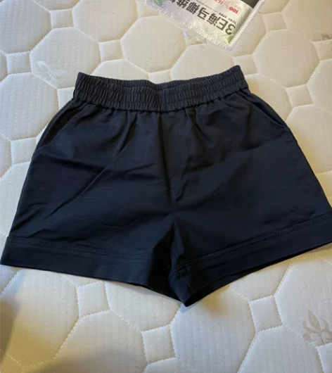闲置黑色松紧腰短裤，105斤以内可穿，10...