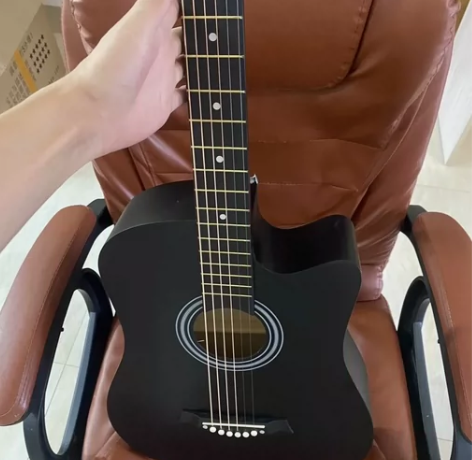 原价1800多的几乎全新吉他便宜出了，虽然...