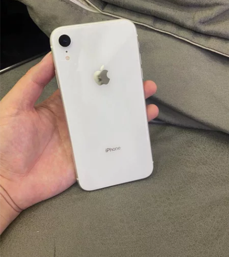 苹果xr128G白色 好用不卡9成新。面容...