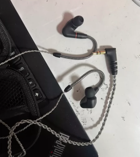 上半年入手的IE200，几乎没使用过，盒子...