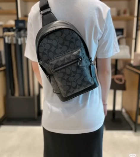 闲置全新coach蔻驰男士胸包 新款C29...