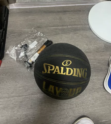 斯伯丁7号成人篮球。宜宾三江新区自提 打气...