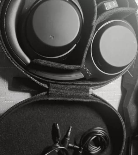 索尼xm4，自用耳机，上学时候买的用的次数...