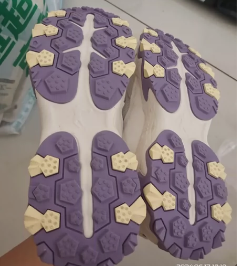 乔丹39码,就穿了一次,不喜欢,转给喜欢的...