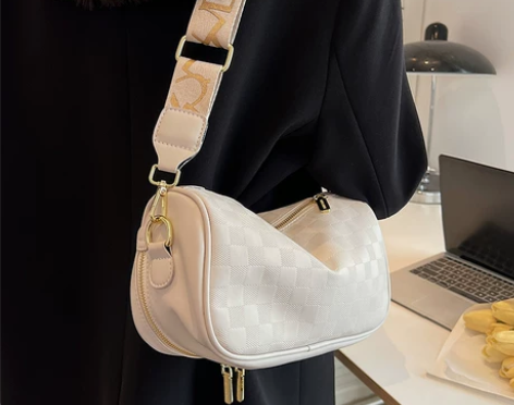 秋冬大容量包包女2022新款宽带斜挎包小众...