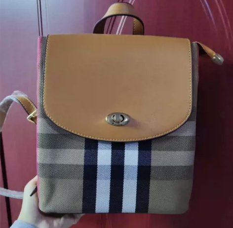 【全新】纯皮英伦格双肩包 比16开纸小一点...