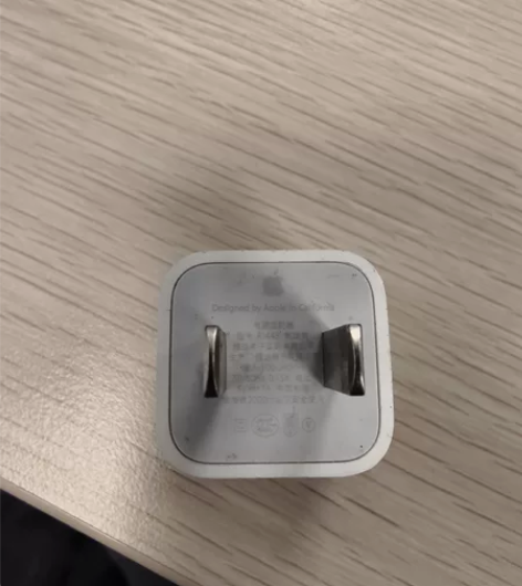 苹果手机自带的充电头，5V1A，好几年了 ...