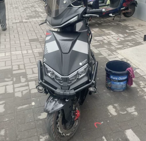 台铃雷暴酷版电动车搭载了11寸大动力高速...