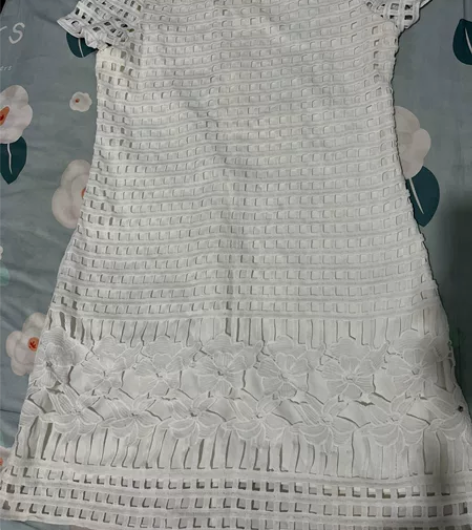 白色镂空连衣裙，商场买的花399，穿了几次...