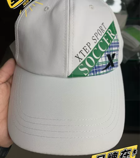 特步棒球帽鸭舌帽白色简单标样式细节如图,搬...