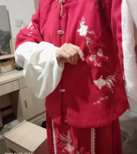 明制，绣花三件套，过年可穿。应该110斤内...