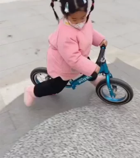 飞鸽12寸平衡车，蓝色，七成新，保养好。孩...