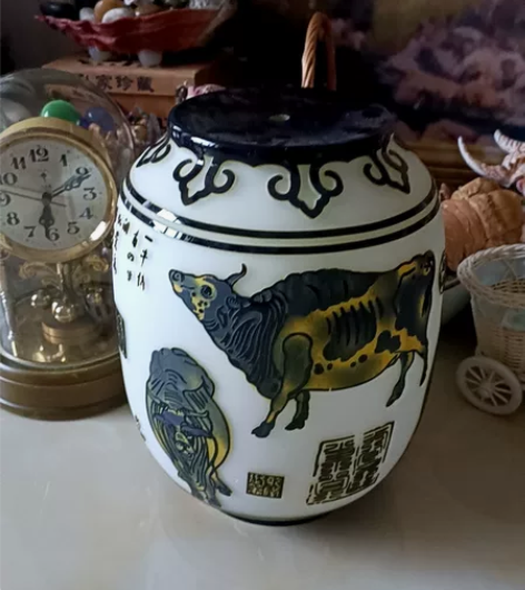 出一款手绘的琉璃颜色为白色，具有中国风的特...