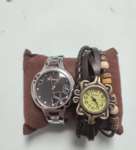 两块手表，一块金属的，一块皮革的，一共六元...