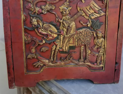 朱红木雕梳妆箱，三抽一门，雕刻工艺很好，有...