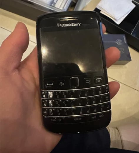 黑莓手机 感兴趣的话点“我想要”和我私聊吧...