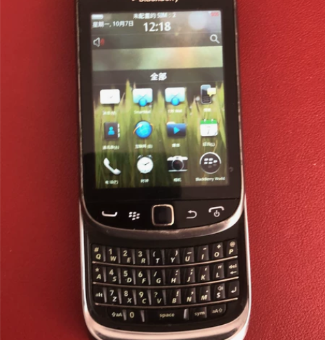黑莓9810，经典全键盘滑盖手机，成色如图...