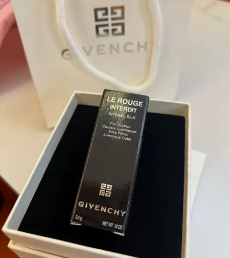 纪梵希高定口红正品懂的来，包装盒袋子都有 ...