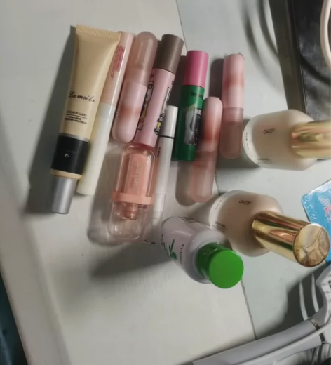 图上20不包，两瓶粉底，6支口红，睫毛膏，...