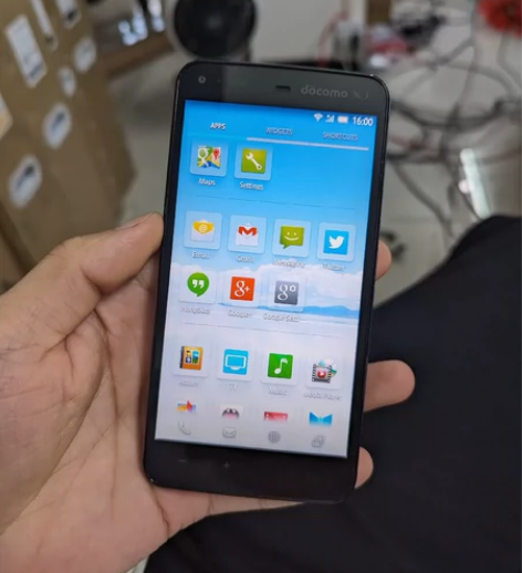 在家里翻出来一款老款的夏普手机，手机还带一...