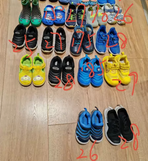 前面两双耐克50，后面30一双，鞋码都标在...