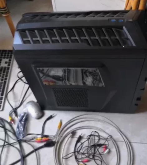 华硕电脑机箱 家里闲置,只有机箱,没显示屏...