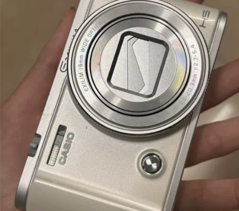 卡西欧zr5500相机 白色的配件有充电线...