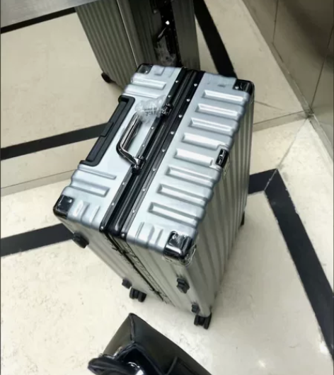 闲置原价300多的出万向轮拉杆箱，在京东买...